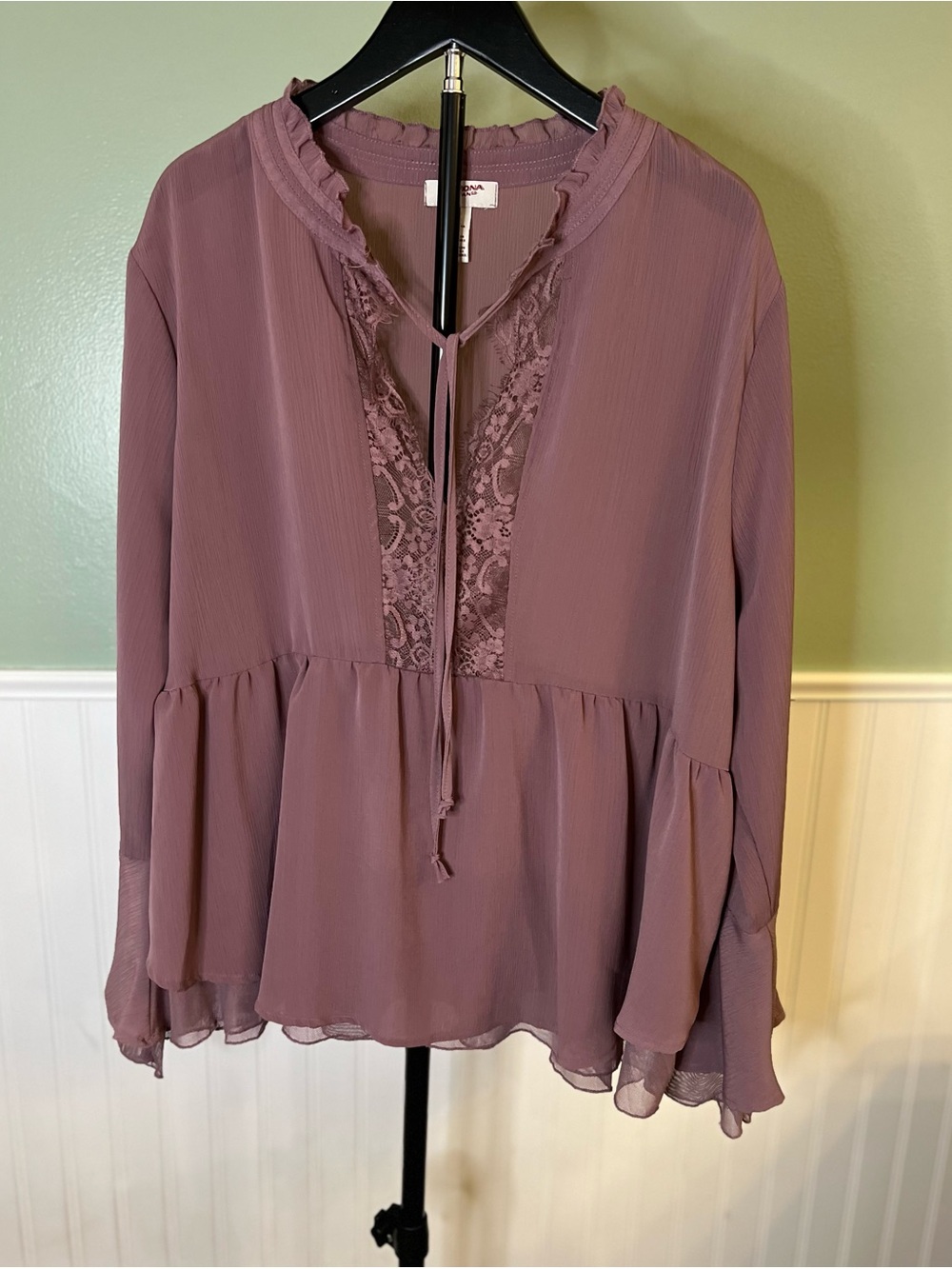 Arizona Jean Company Dusty Mauve Lace-Paneled Peplum Blouse. Size XXL